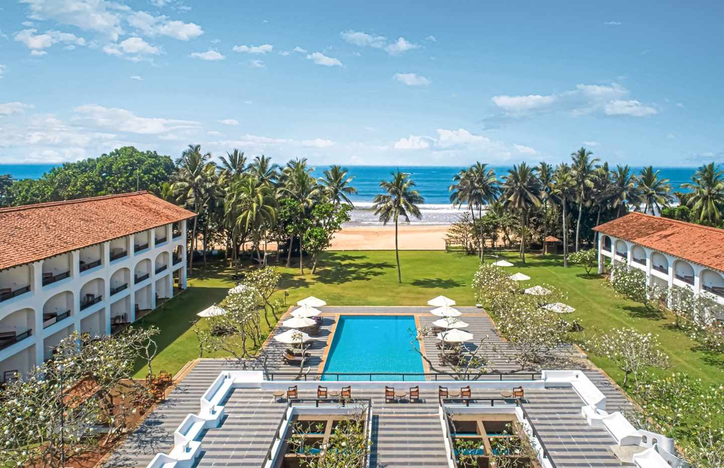 Das Ayurveda-Hotel Heritance Ayurveda Maha Gedara auf Sri Lanka aus der Vogelperspektive mit dem Meer in Hintergrund