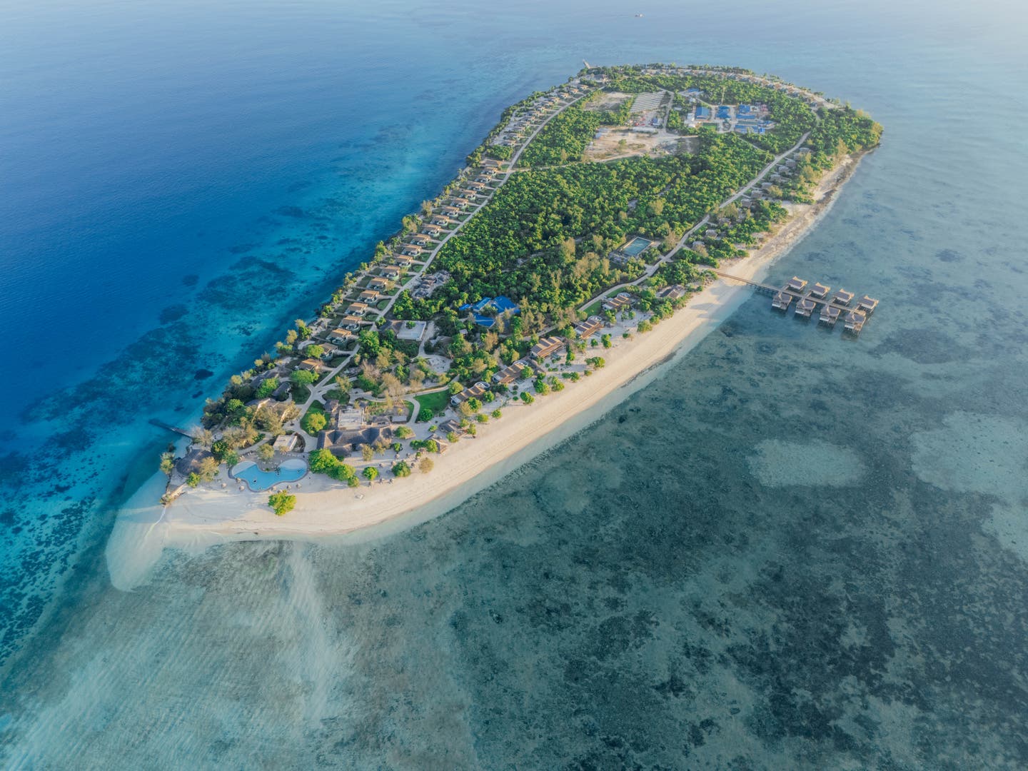 Ein Luftbild der gesamten Privatinsel des Resorts mit Sunrise Villen und Lagoon Suites