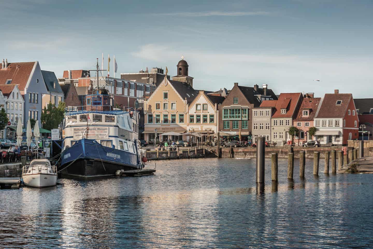 Schleswig Holstein Urlaub mit DERTOUR. Hafen von Husum in Schleswig-Holstein