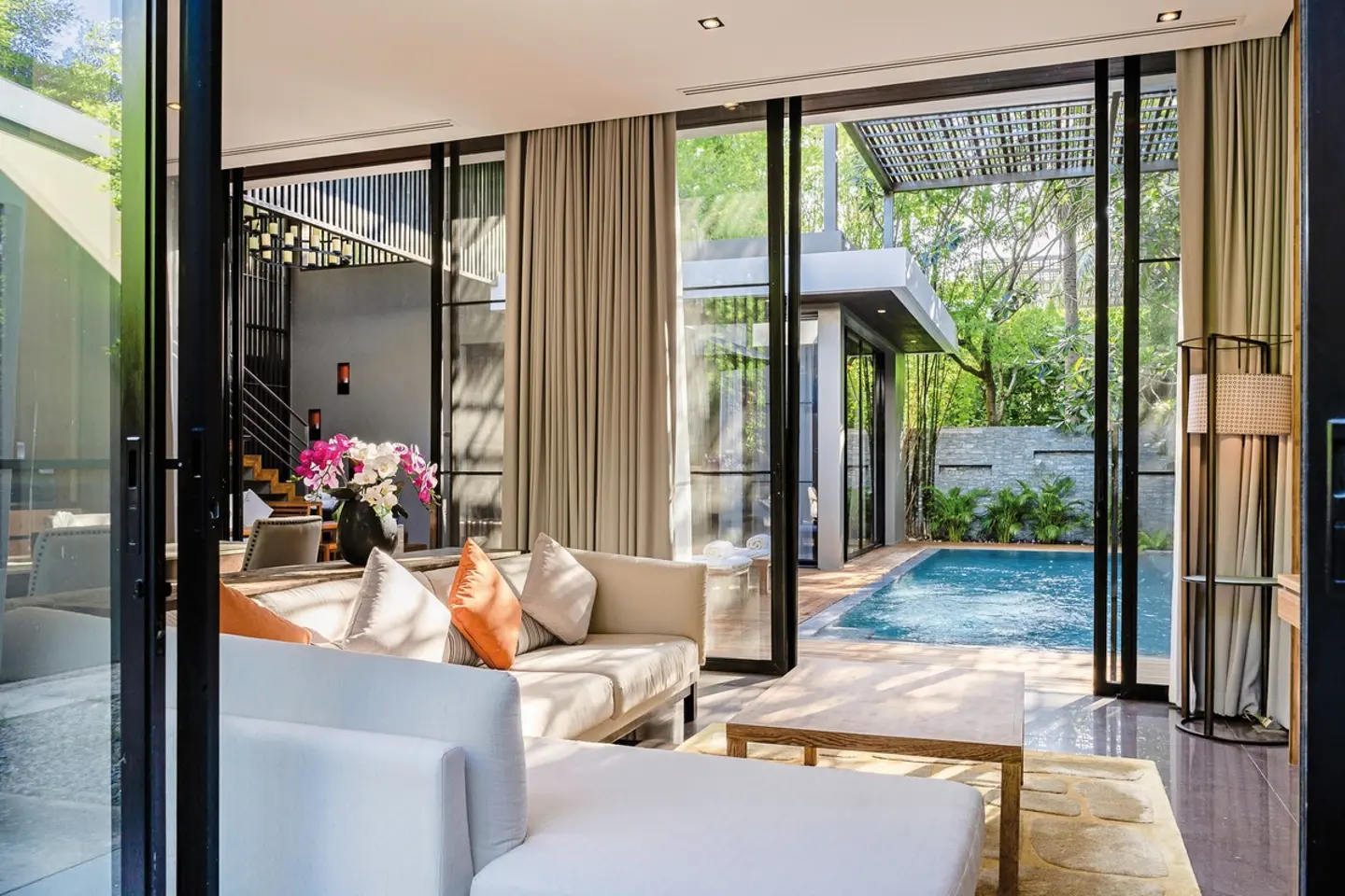 Phòng khách mở ra hồ bơi riêng phù hợp nội dung video giới thiệu villa