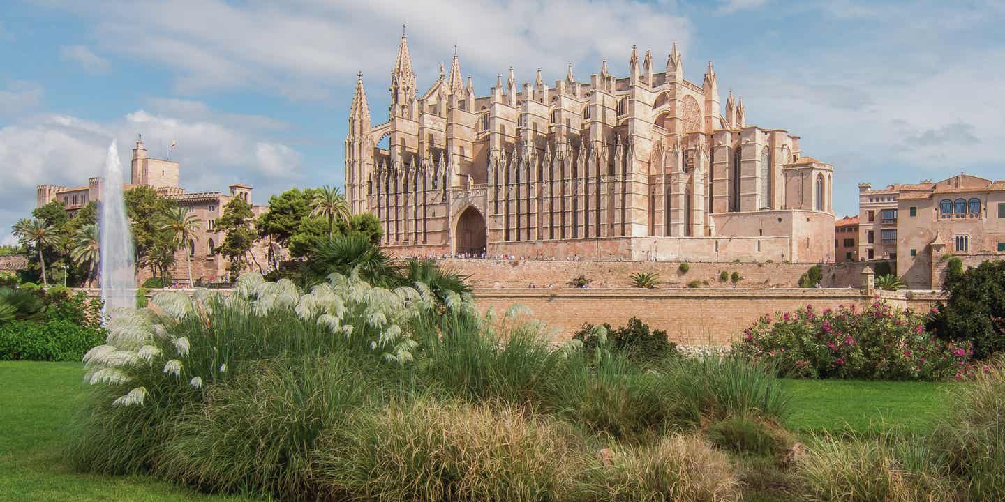 Kathedrale Santa Maria von Palma (La Seu) in Palma de Mallorca, beeindruckendes gotisches Bauwerk vor blauem Himmel