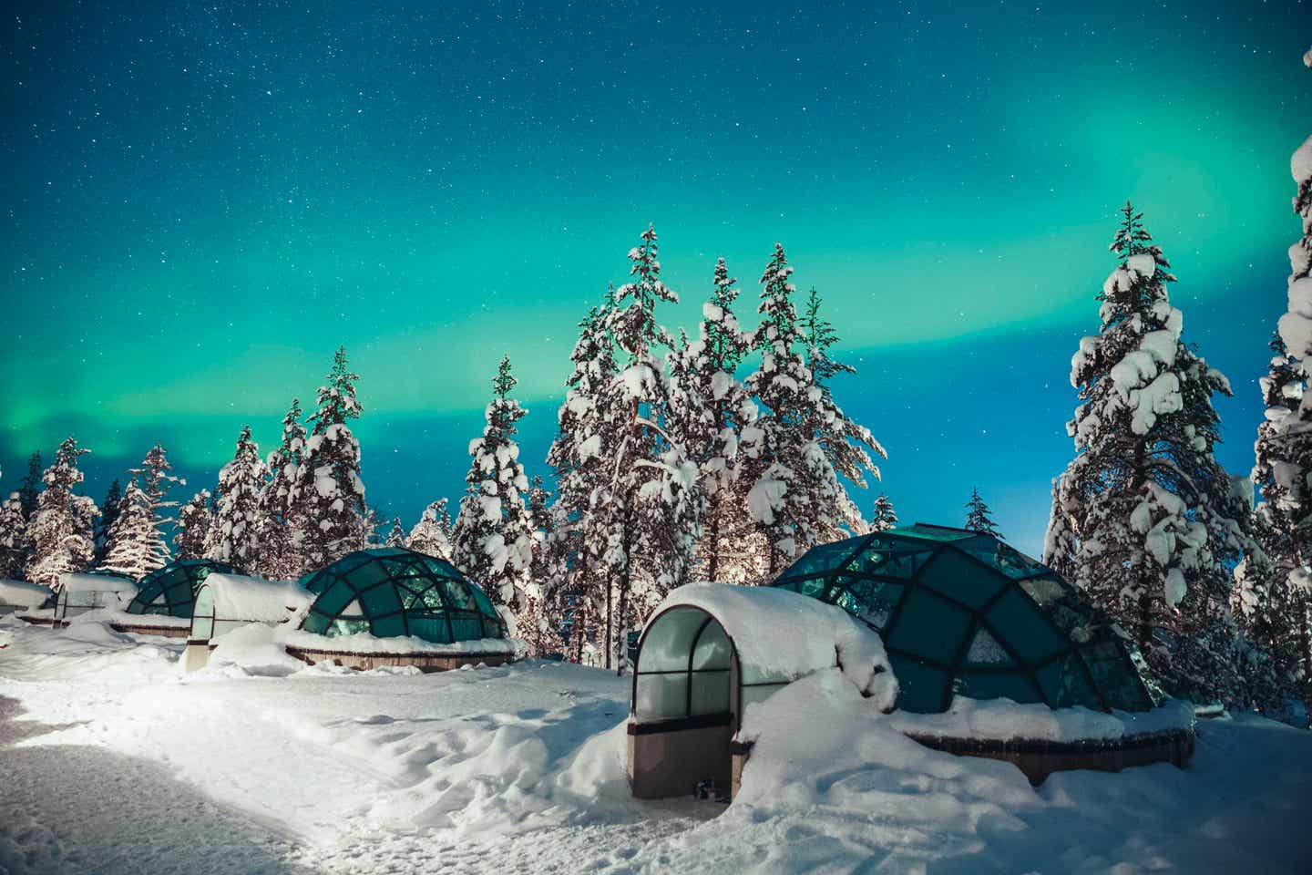 Polarlichter sehen in Finnland: Chalet des Kakslauttanen Arctic Resort bei Nacht