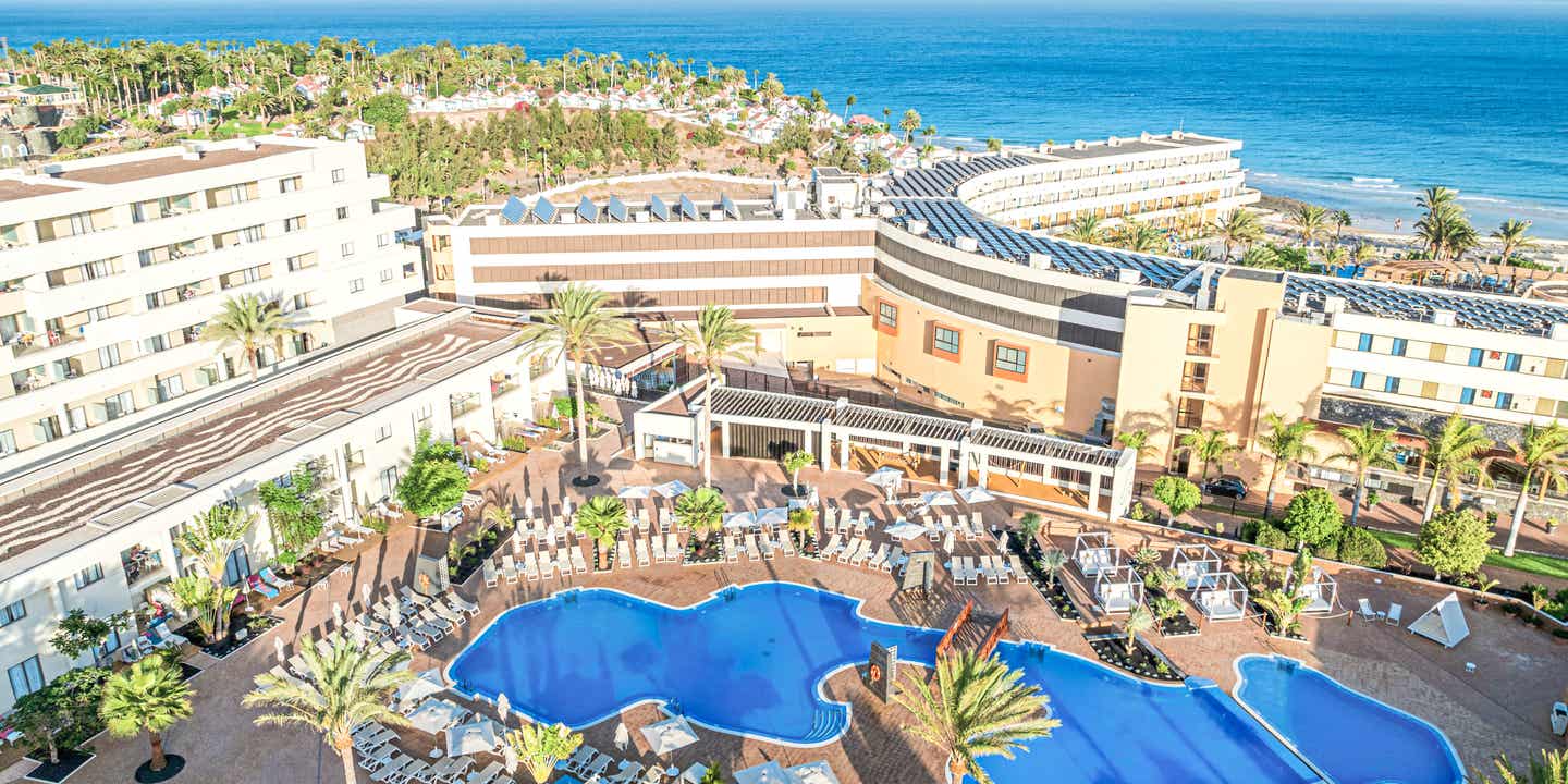 Hotelanlage des Iberostar Waves Gaviotas Park mit großer Poollandschaft und Blick auf den Strand von Jandía