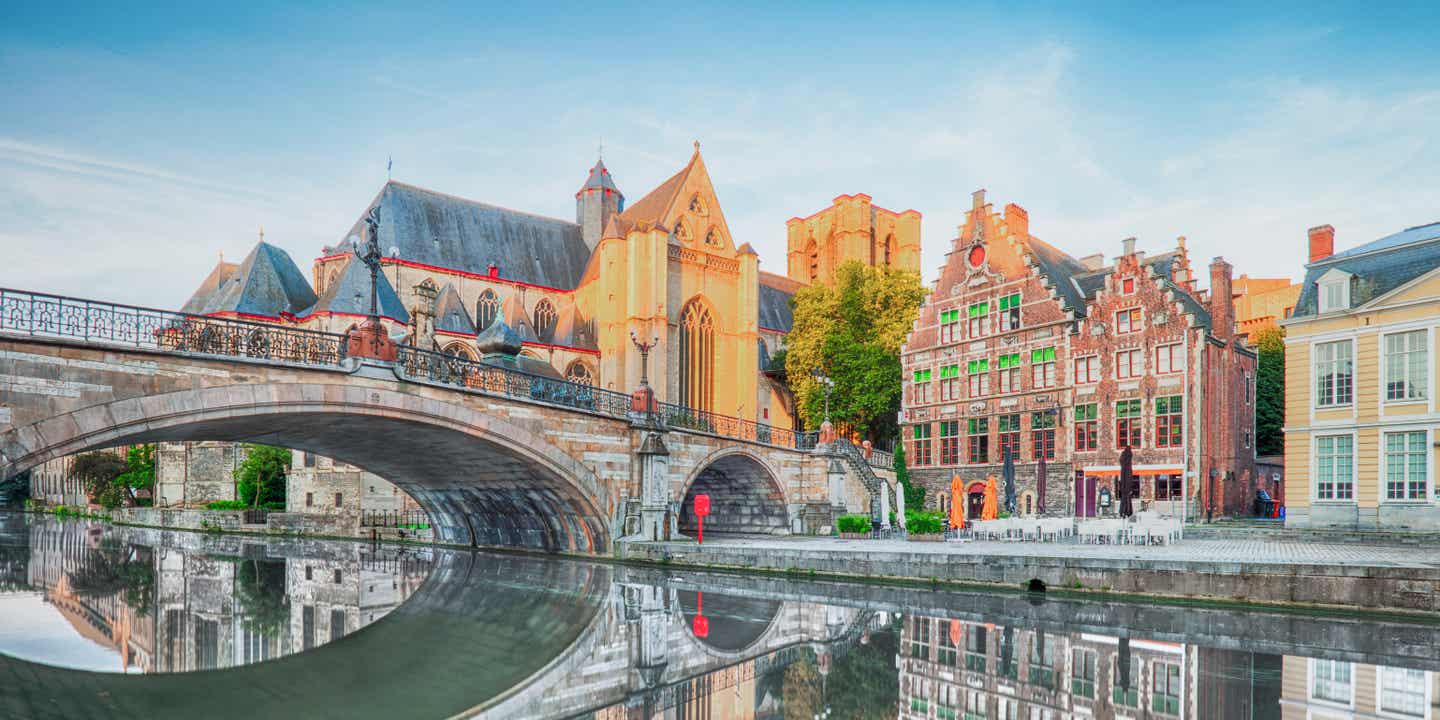 Brücke über einen Kanal mit Kathedrale