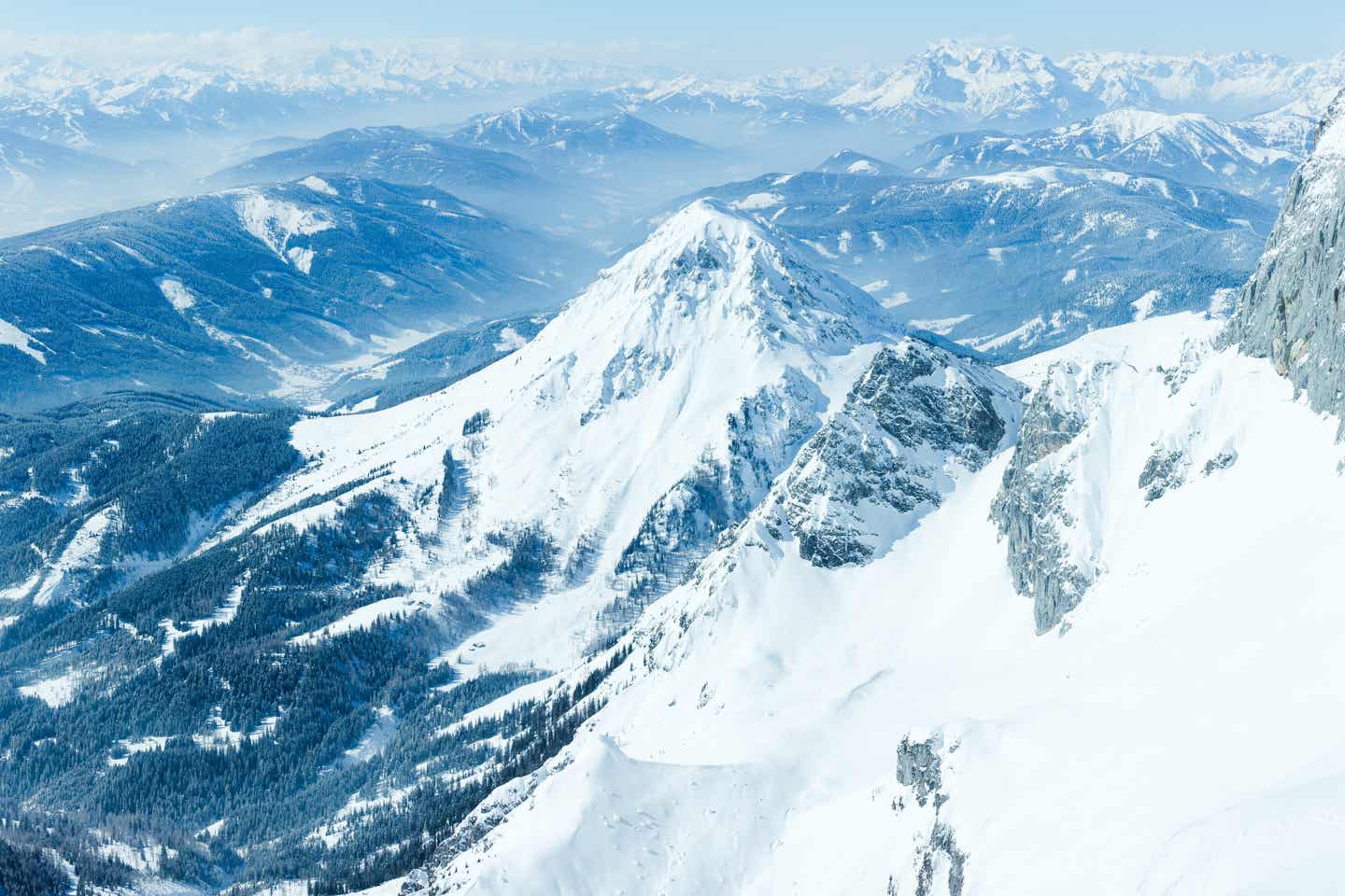 Die Region Schladming-Dachstein zeigt den Berg Hochkönig mit verschneitem Gipfel