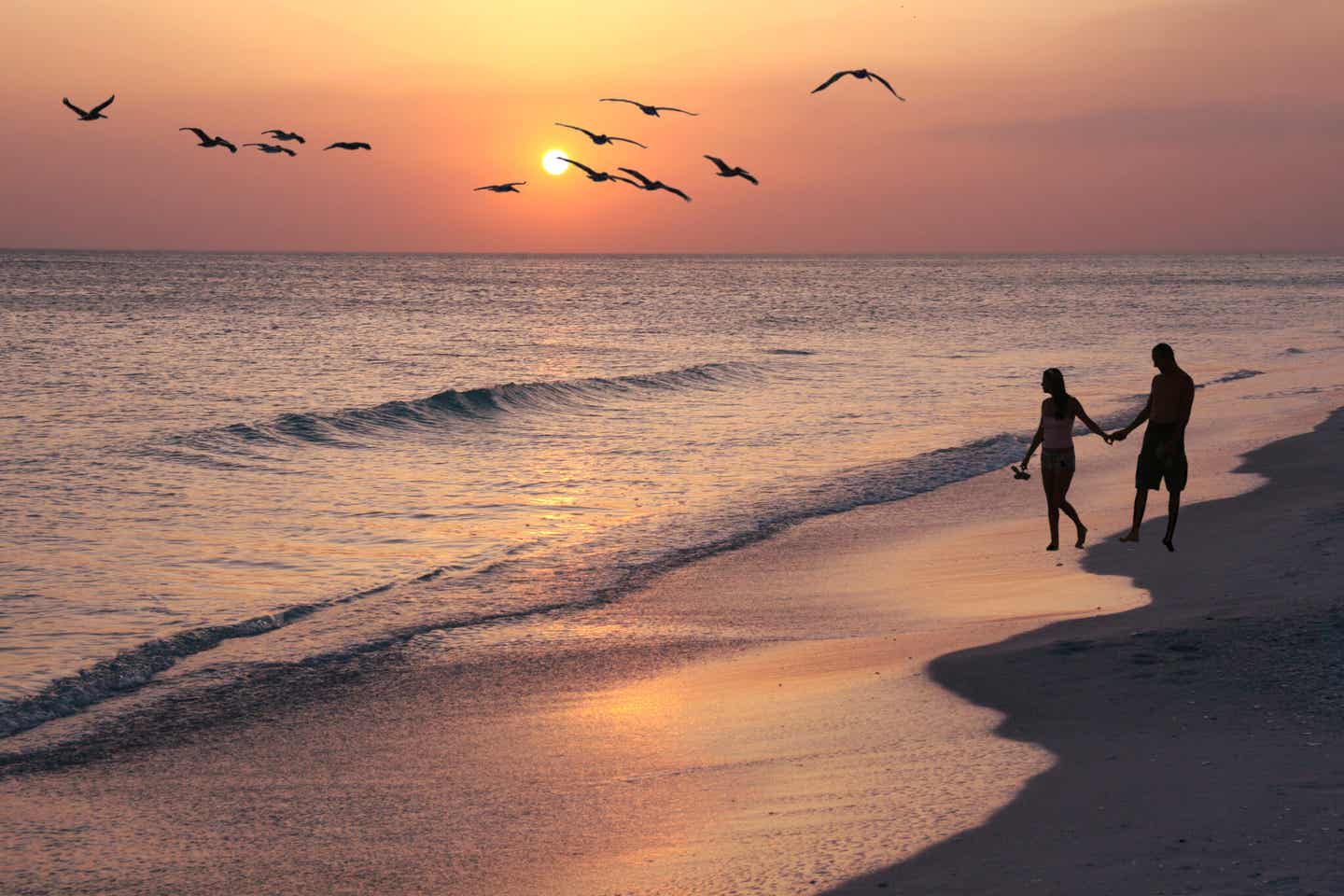 Florida Urlaub Paar bei Sonnenuntergang am Strand