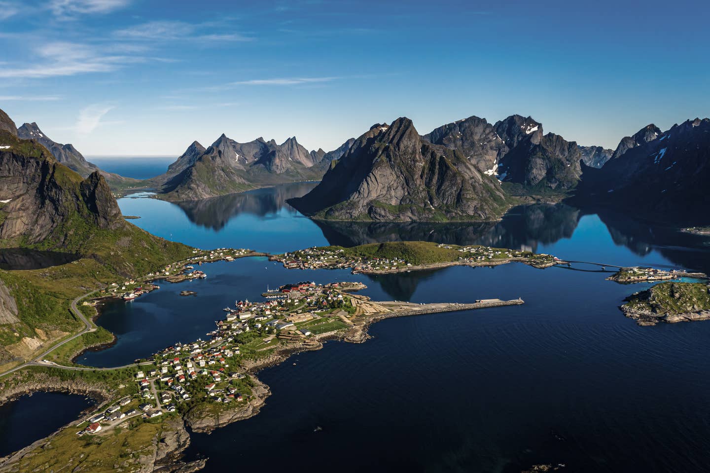 Norwegen Urlaub mit DERTOUR. Luftaufnahme des Lofoten-Archipels mit Fjorden und Bergen