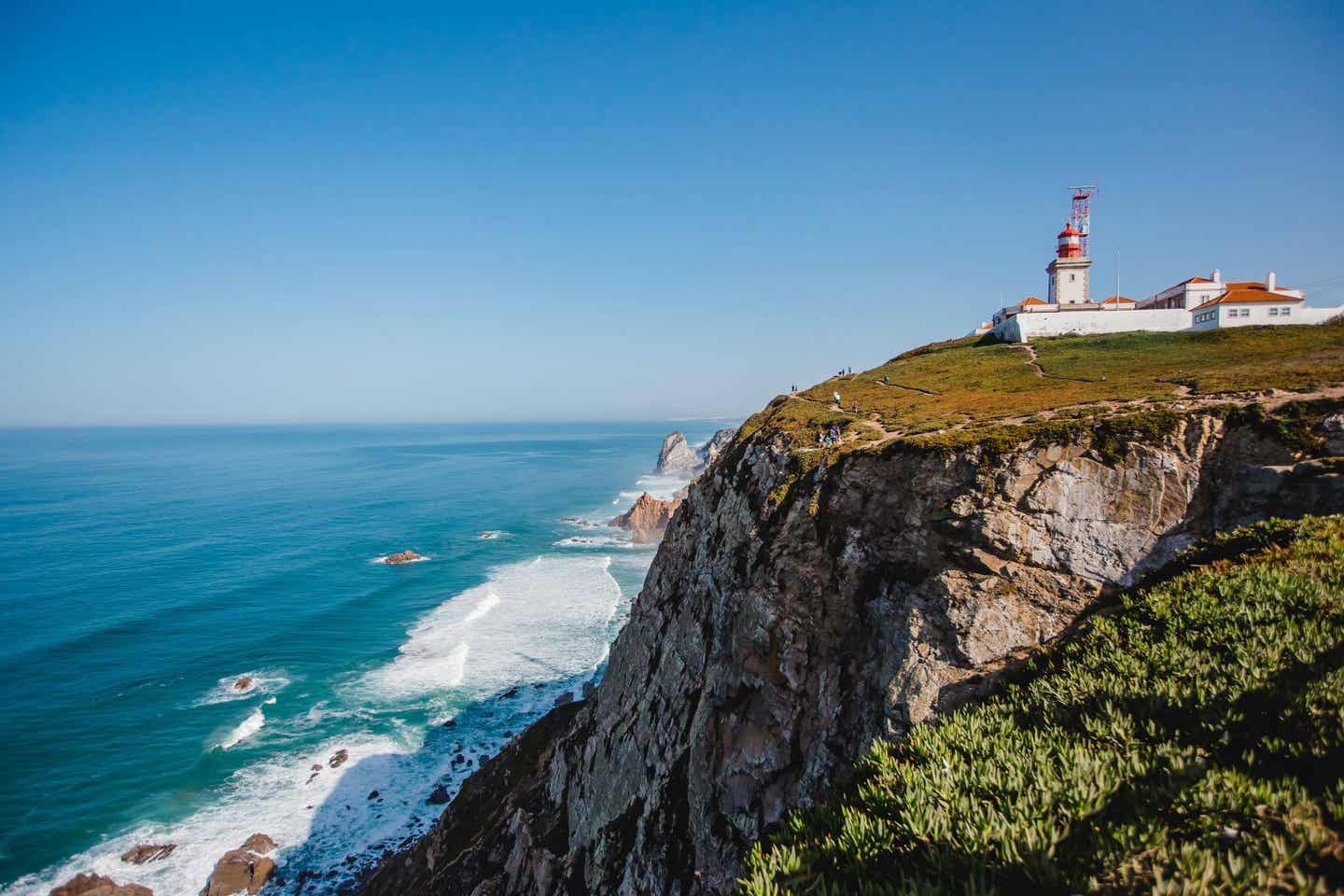 Ein Leuchtturm an der Küste der Algarve