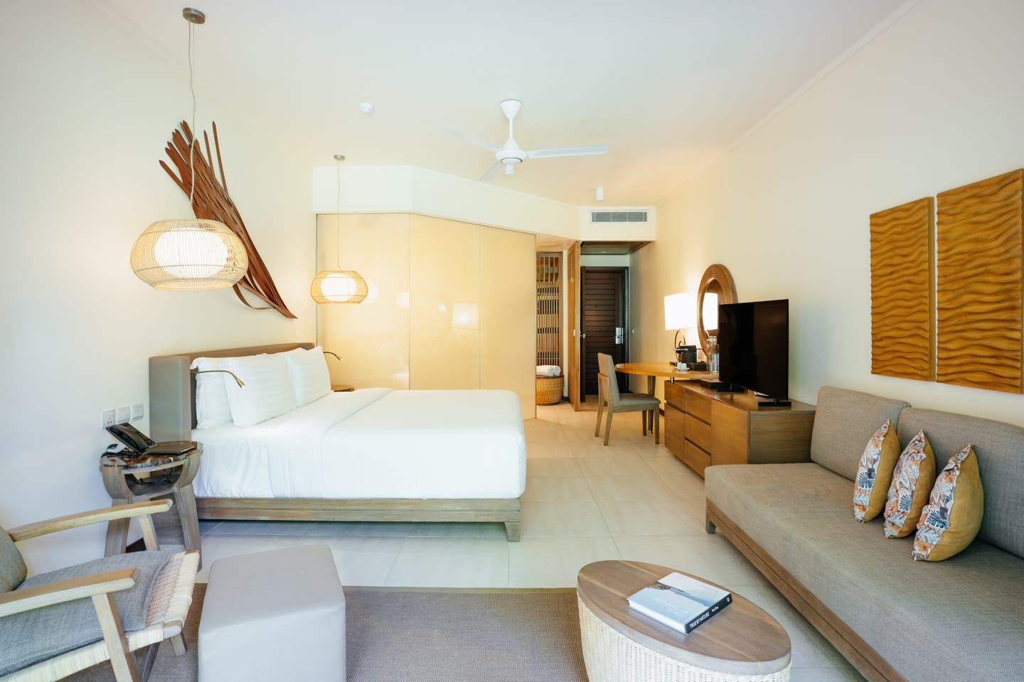 Bequemes Doppelbett und großer Fernseher in einem Garden Room