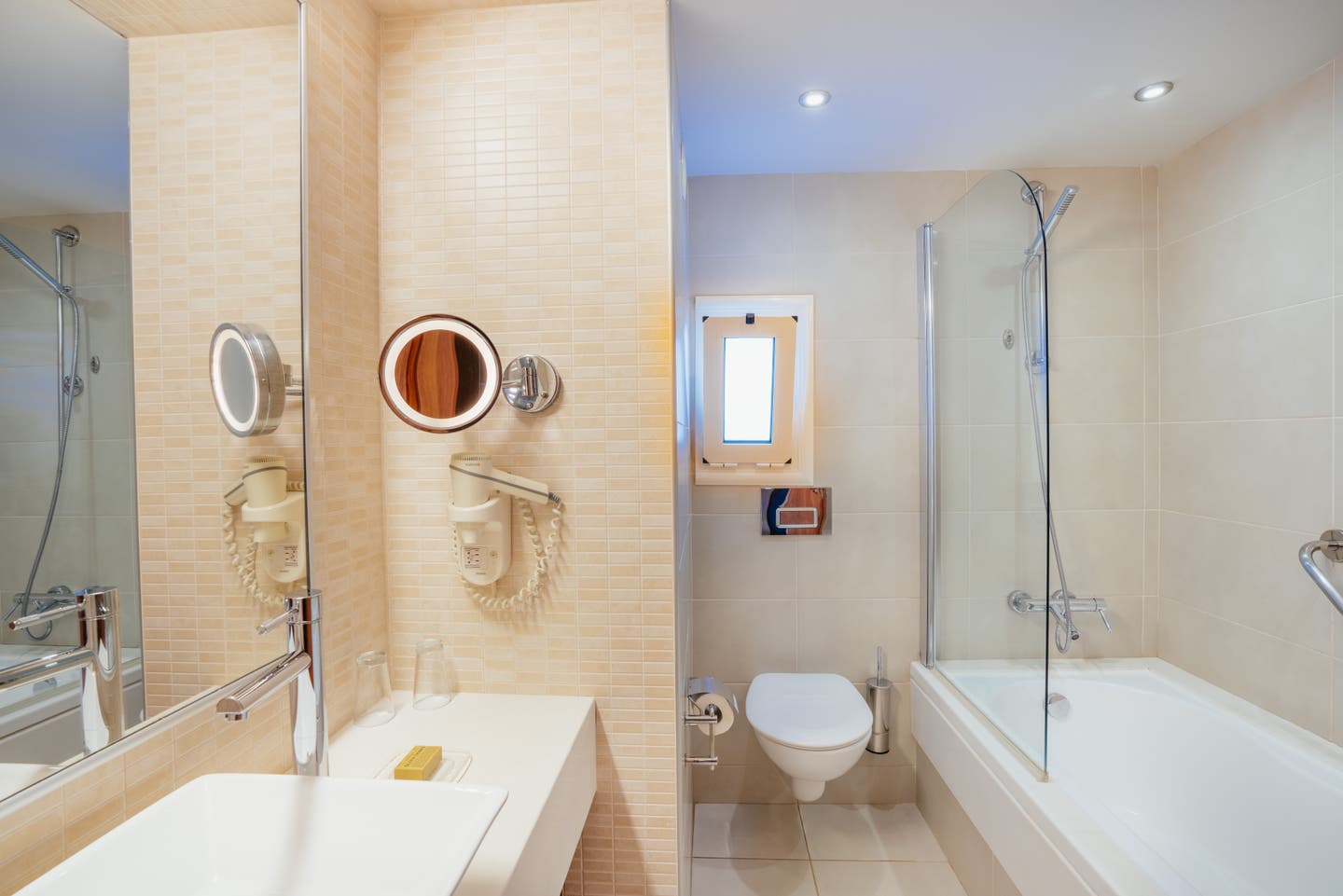 Badezimmer mit Duschwanne und Toilette der Suite Premium Meerblick