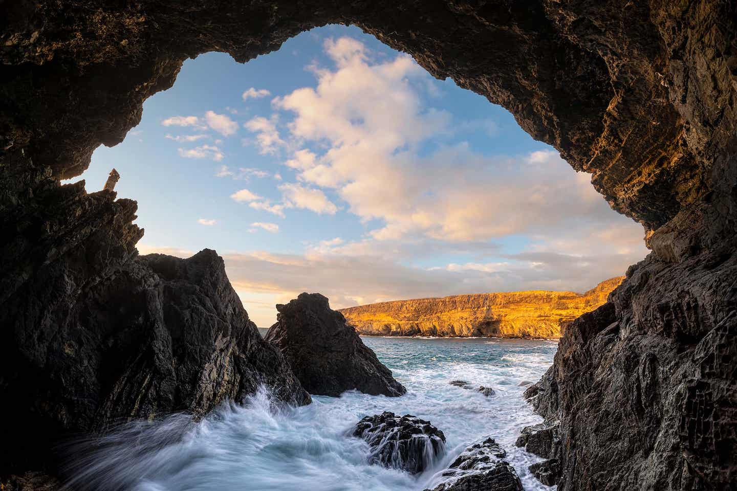 Fuerteventura Ajuy black Sandy Beach Hoehle Eingang