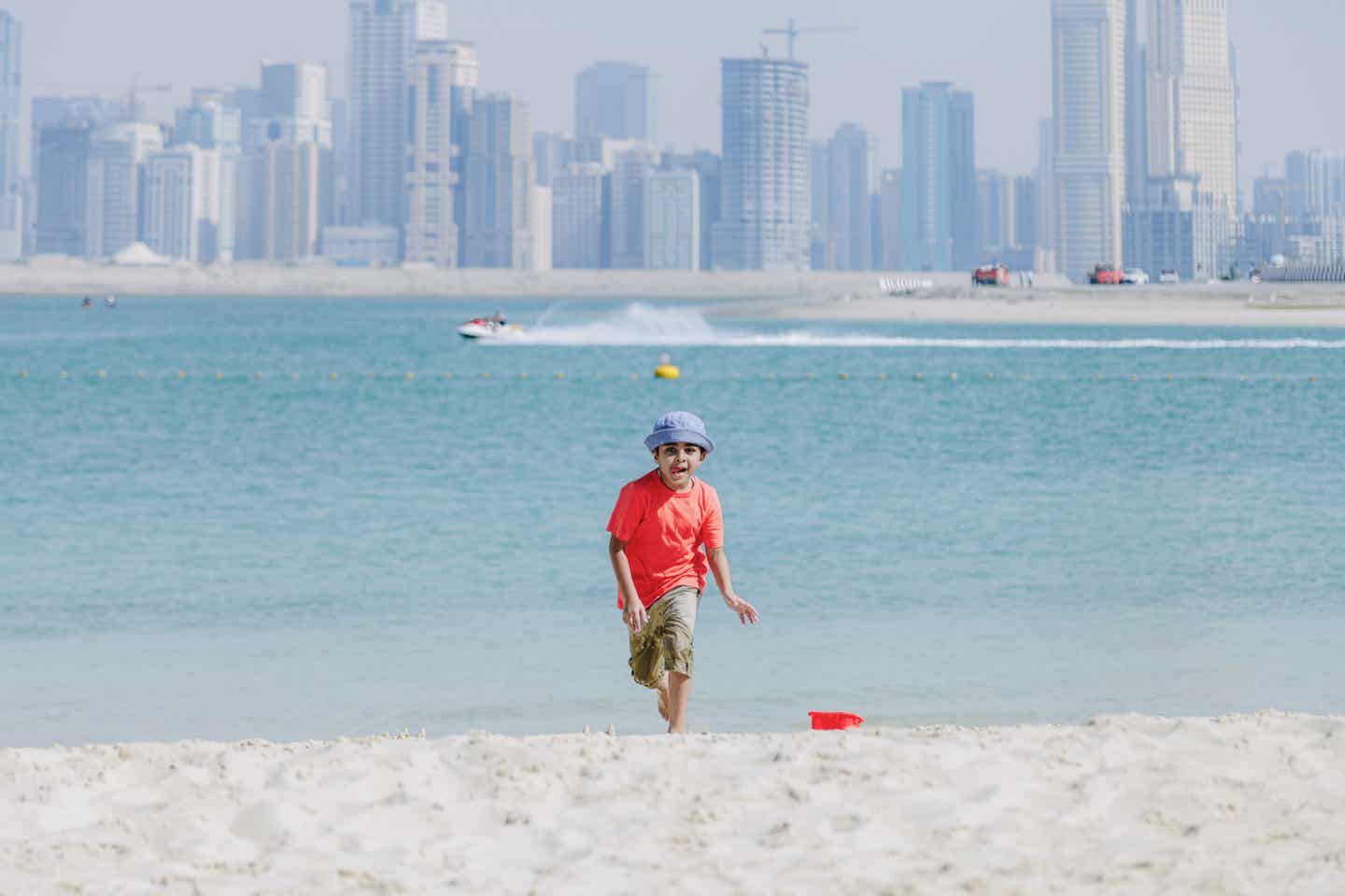 Junge am Strand von Dubai