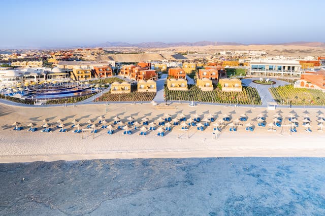 Außenansicht des Hotels in einer Luftaufnahme vom Meer aus fotografiert