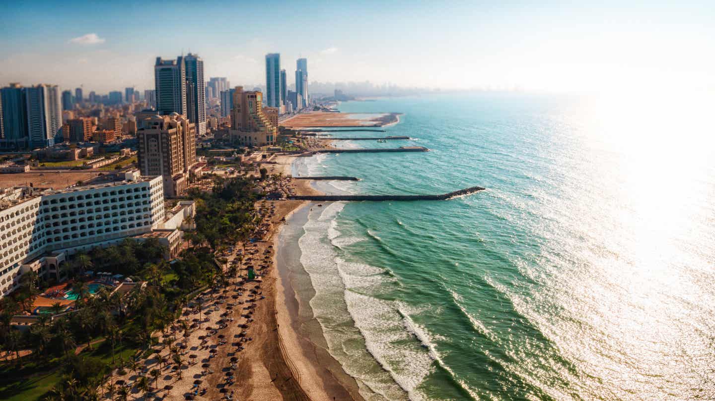 Blick auf den Strand vor Ajman City