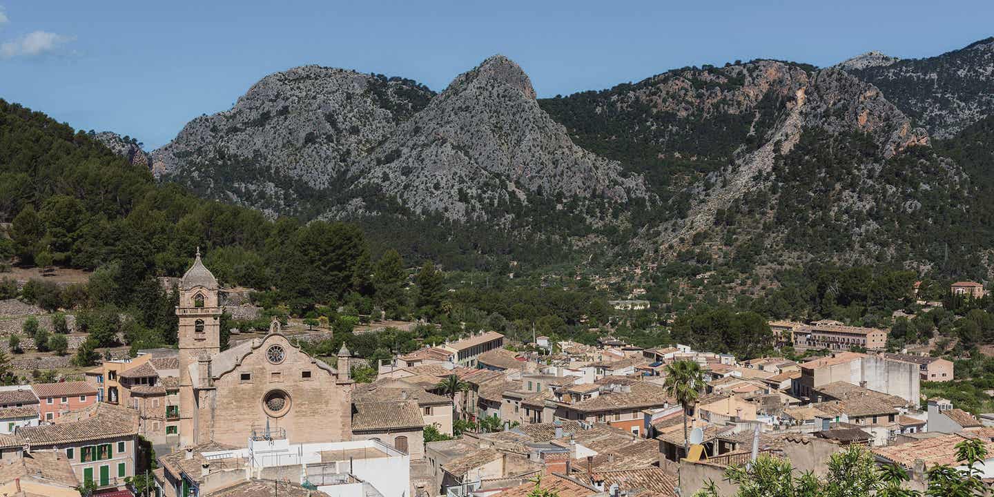 Die Wanderwege rund um Bunyola sind gesäumt von Mandelbäumen