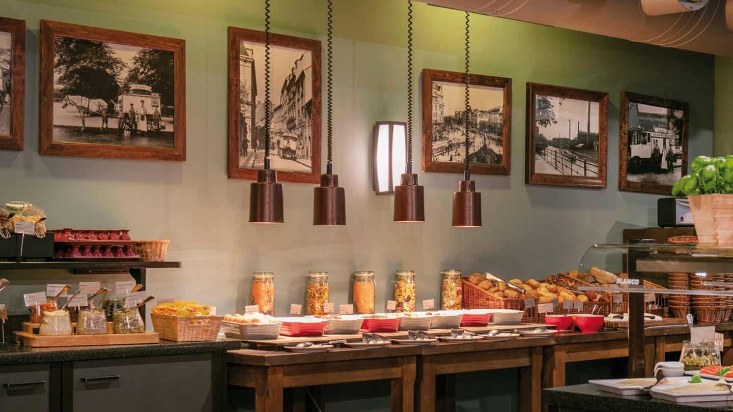 Schönste Hotels Berlin: Gestärkt in den Tag Frühstücksraum des Hotel AMERON Hotel ABION Spreebogen Waterside