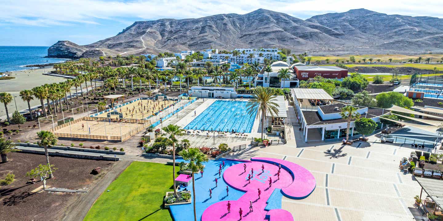 Spielplatz, Sportfelder und olympischer Pool im Playitas Aparthotel auf Fuerteventura – Familienurlaub mit Aktivprogramm