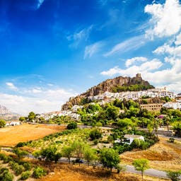 spanien-andalusien-zahara-de-la-sierra-klein-g-532208465.jpg
