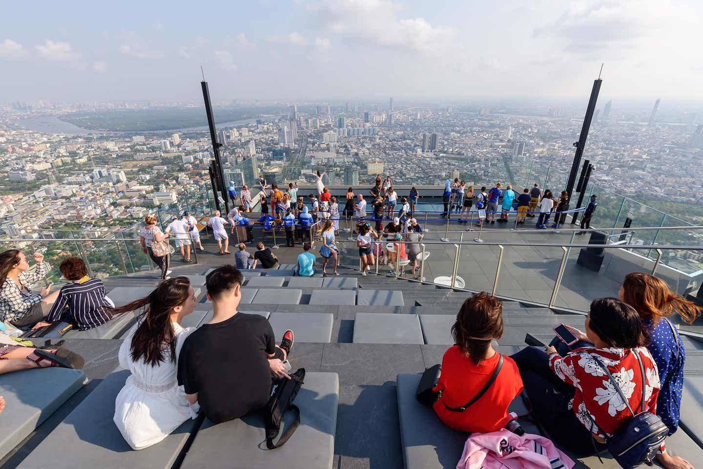 R>eisende auf dem Mahanakhon Skywalk