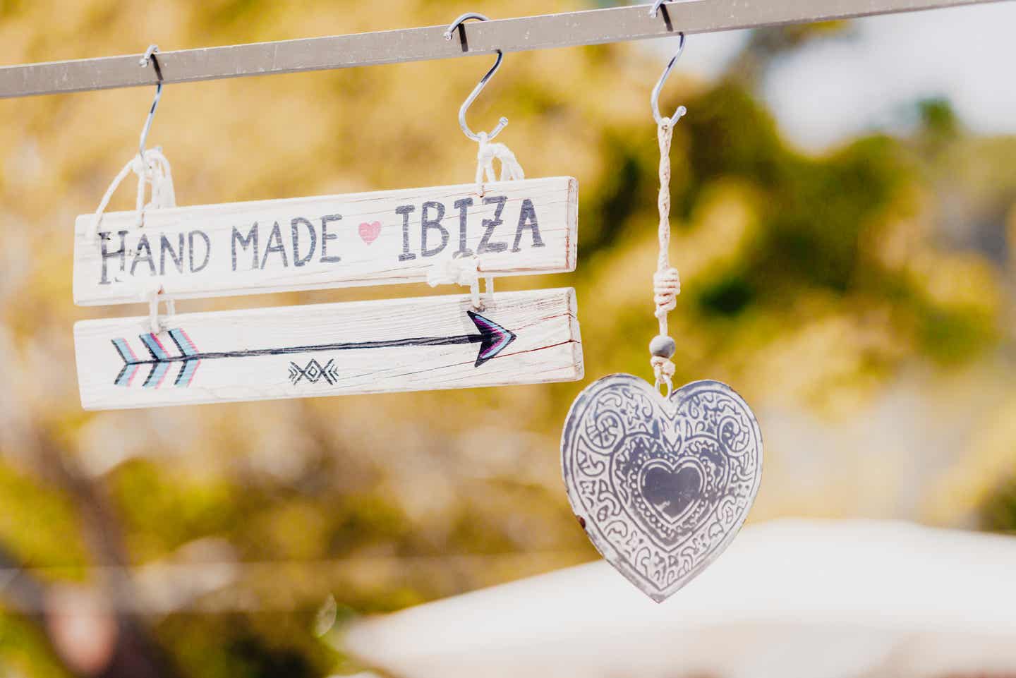 Schild mti der Aufschrift "Hand Made ibiza" auf einem Hippiemarkt
