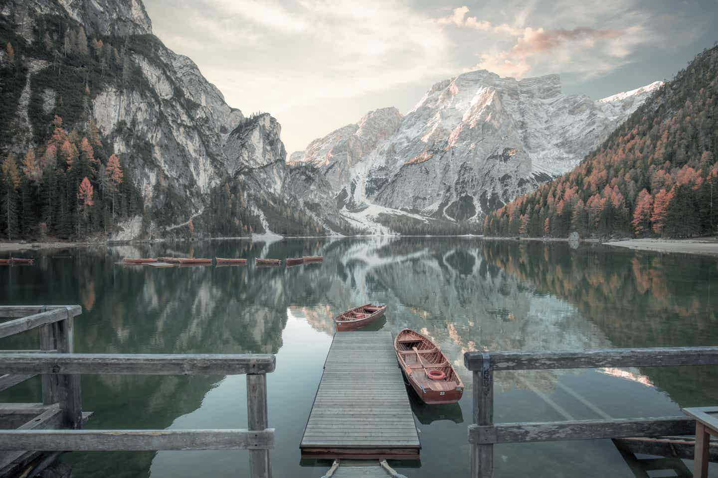 Italien Natur – Ruderboote auf dem Pragser Wildsee in Südtirol