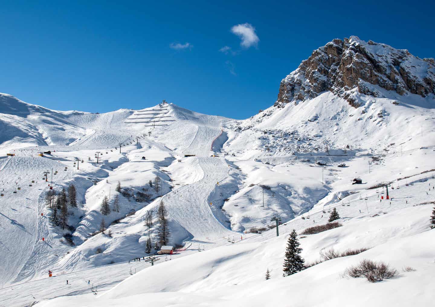 Schneebedeckte Berge in den Dolomiten