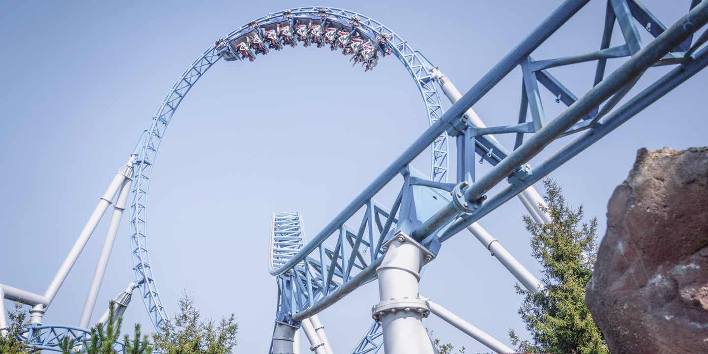 Familienurlaub Deutschland ist Action pur: die Bluefire-Achterbahn im Europa-Park Rust