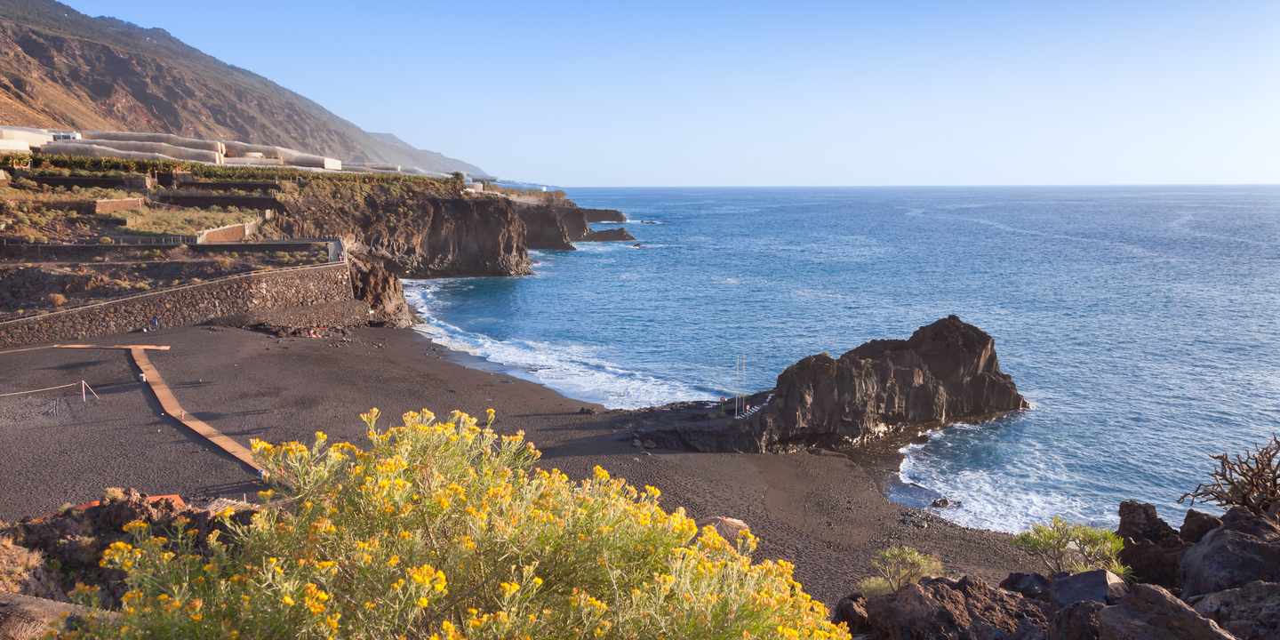 Playa de Charco Verde auf La Palma mit schwarzem Sandstrand, markantem Lavastein und Atlantikküste bei Puerto Naos