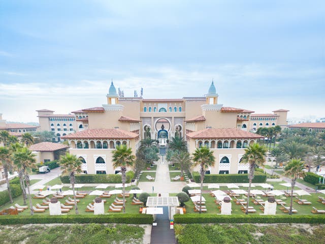 Außenansicht des Rixos Premium Saadiyat Island mit Strandzugang über einen Steg