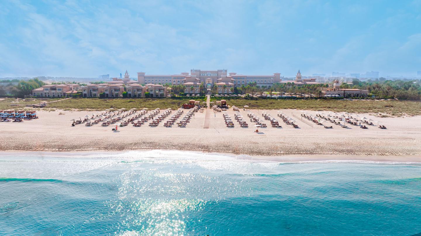 Außenansicht des Rixos Premium Saadiyat Island mit Strandzugang über einen Steg