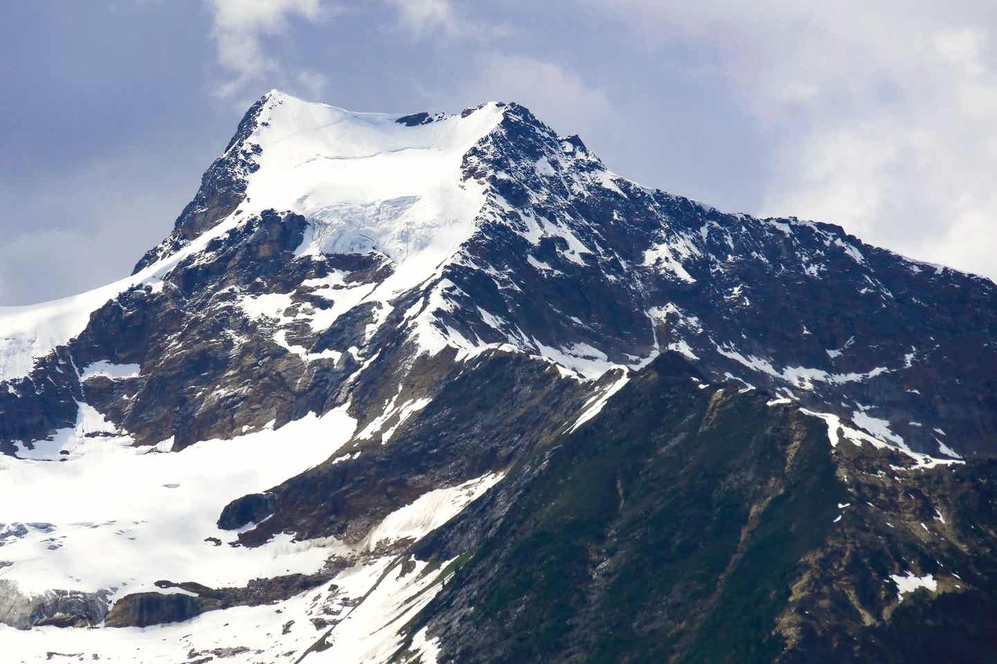 Schneebedeckte Bergspitze in einem der besten Skigebiete Kanadas