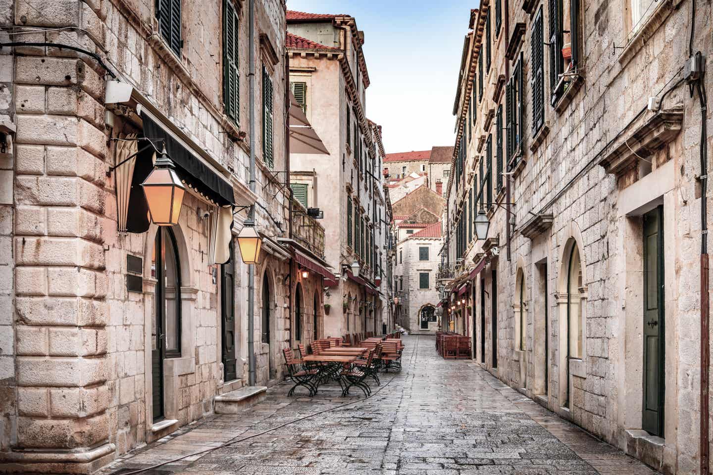 Kroatien beste Reisezeit: Gasse in der Altstadt von Dubrovnik