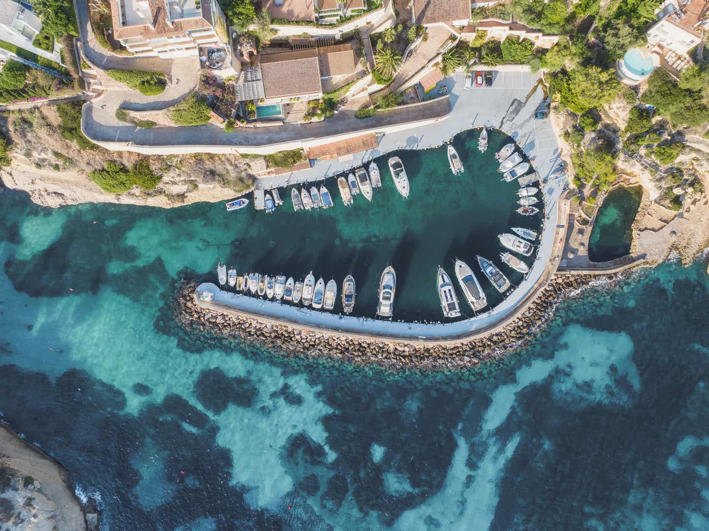 Blick auf den Jachthafen und die Bucht von Portals Vells auf Mallorca, umgeben von mediterraner Vegetation und türkisfarbenem Wasser, eine idyllische Mallorca-Sehenswürdigkeit