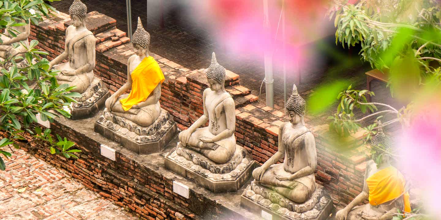 Buddha Statuen in einer Reihe aufgestellt in Ayutthaya