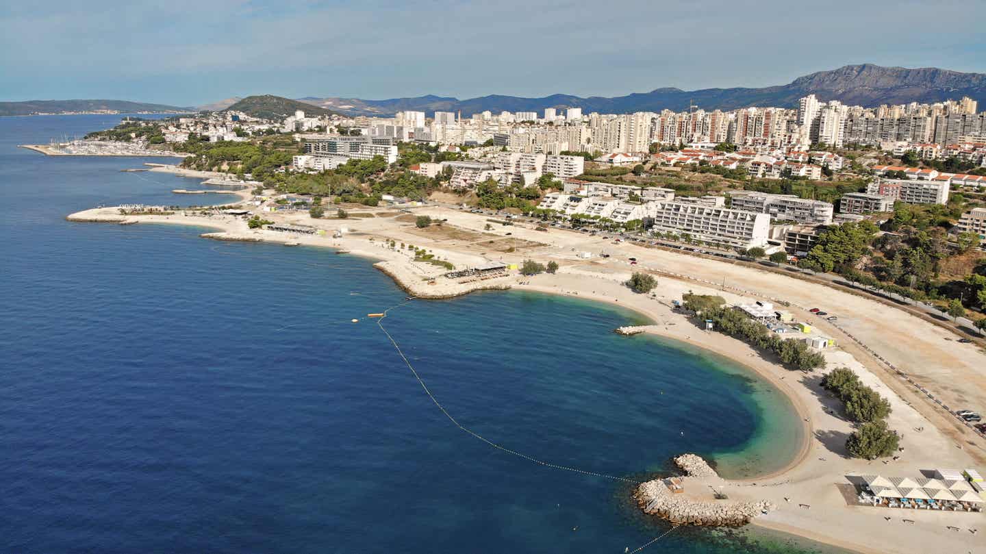 Split Strände: Luftaufnahme des Spliter Stadtteils Znjan mit dem gleichnamigen Strand