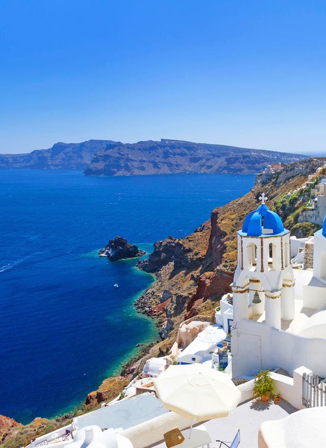 Hotel auf Santorini buchen Weiße Häuser an der Küste von Santorini