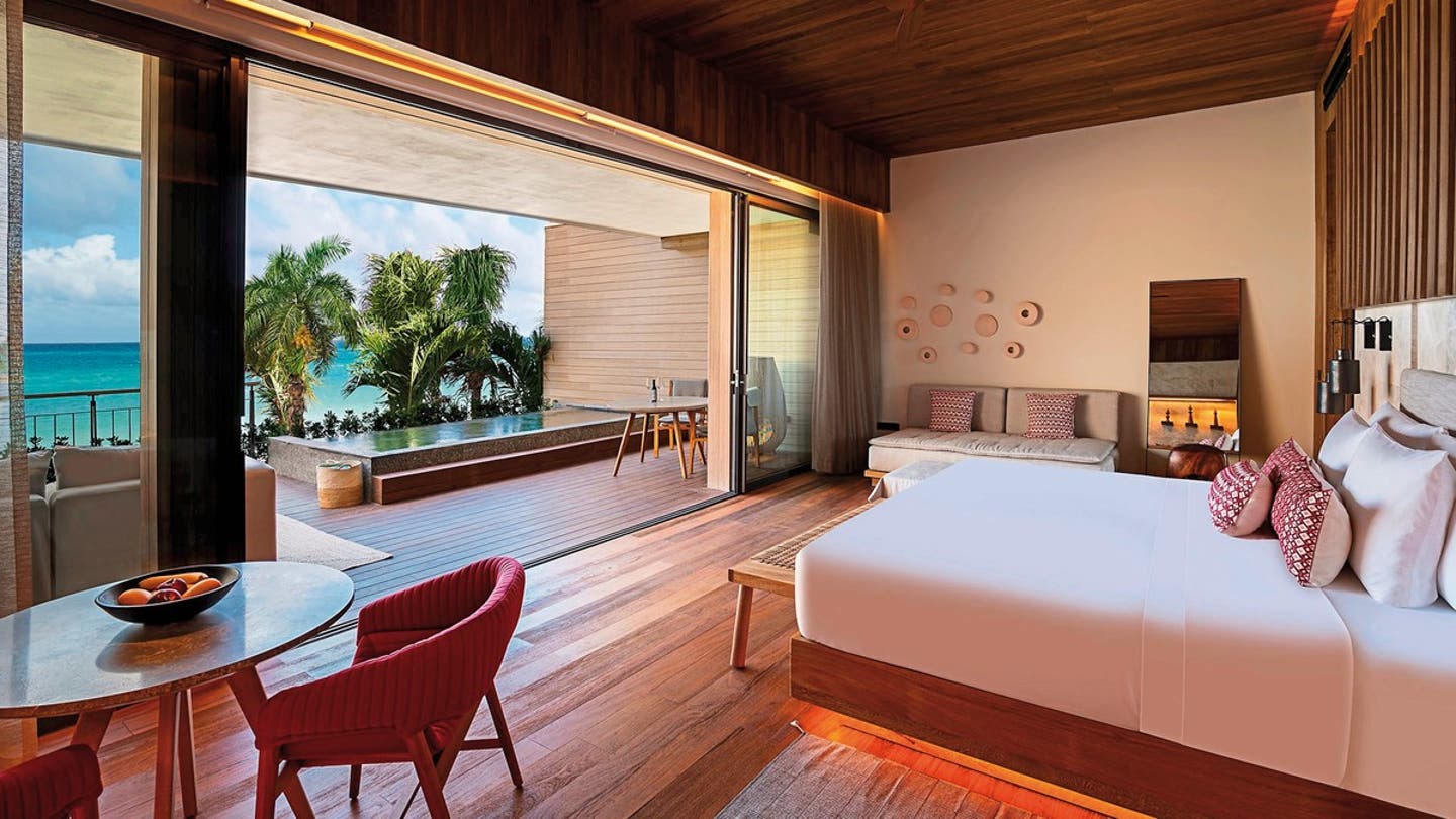 Oceanfront Veranda Pool Suite King