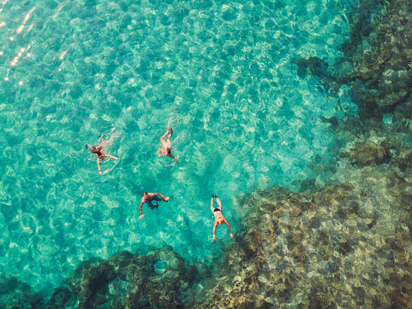 Eine Familie badet im seichten Wasser auf Thassos
