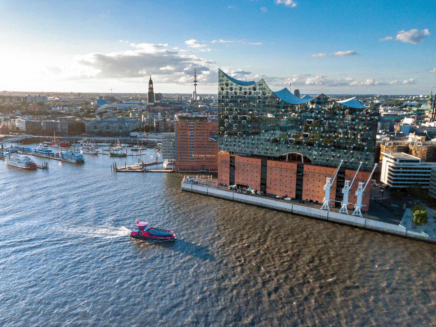 Blick über die Hamburger Hafencity mit der Elbphilharmonie
