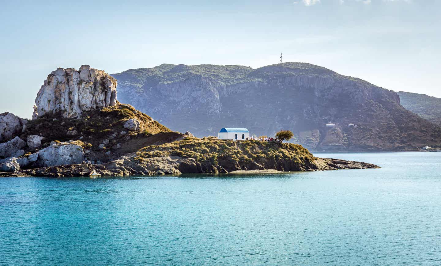 Romantische Hochzeit auf einem Felsvorsprung der Insel Kos