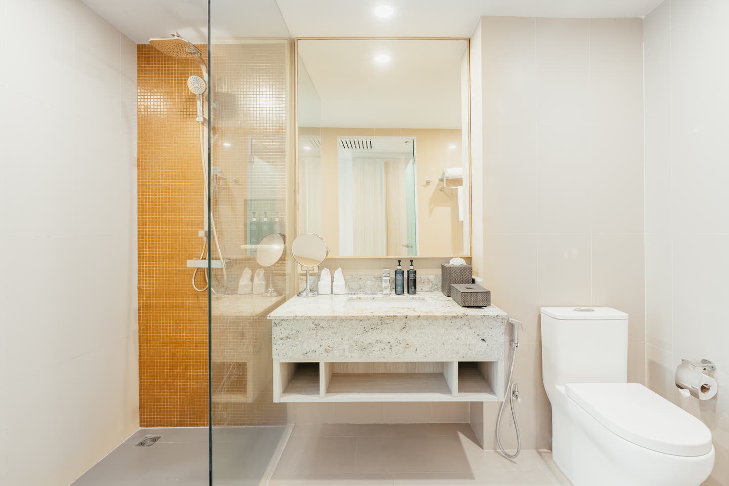Badezimmer in einem Deluxe-Triple-Zimmer im Family Wing