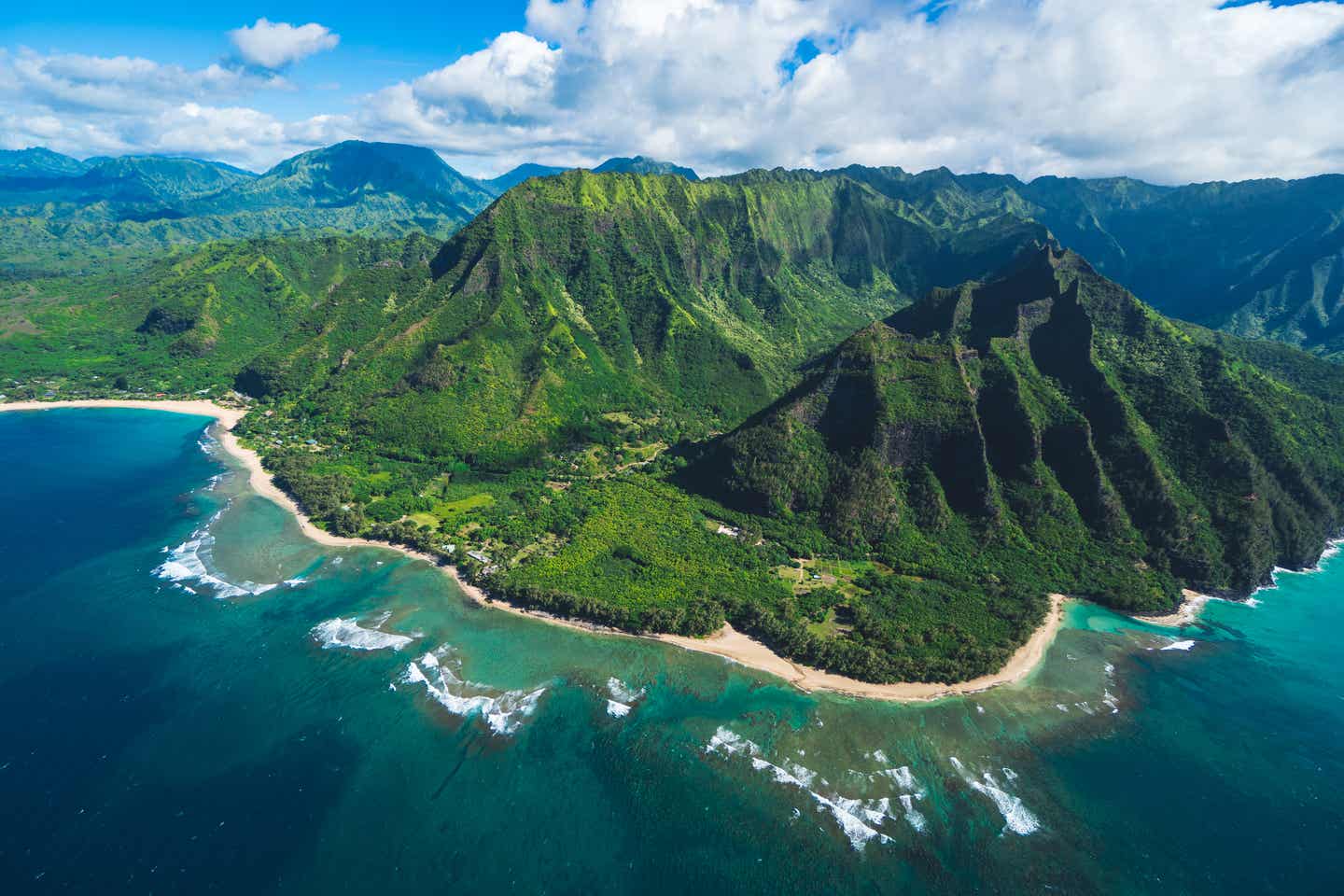 Reisekalender Februar: Bucht in Hawaii von oben