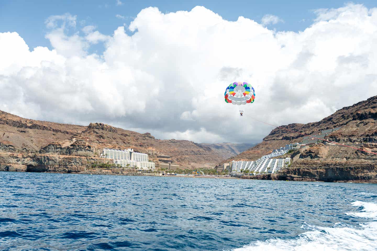 Gran Canaria oder Teneriffa: Kitesurfen an der Küste des Hafenorts Puerto de Mogán auf Gran Canaria