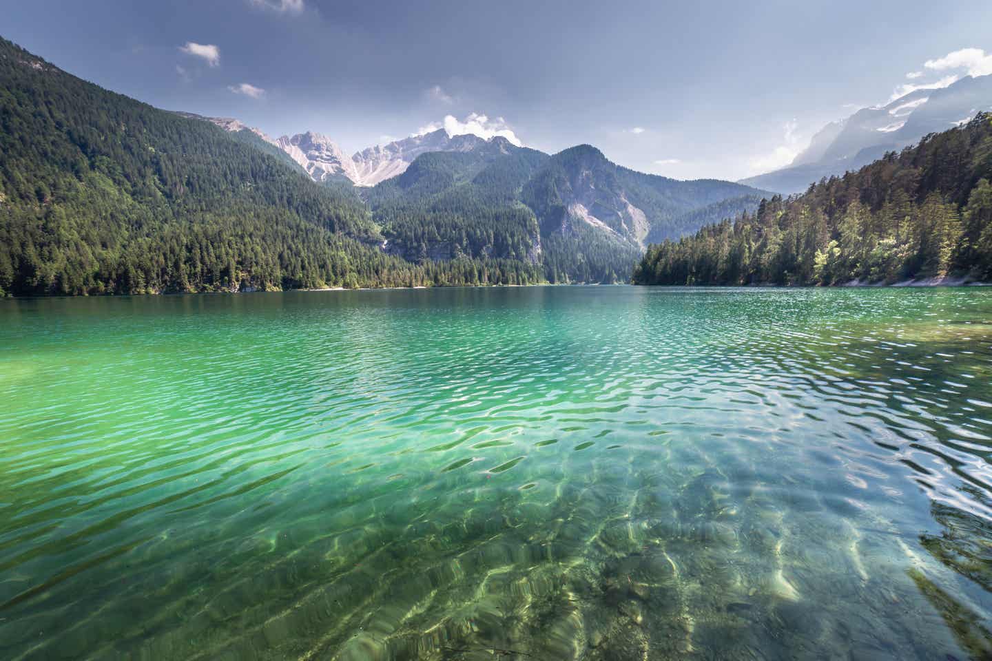 Dolomiten Urlaub mit DERTOUR. Klares türkisgrünes Wasser im Tovelsee in den Dolomiten