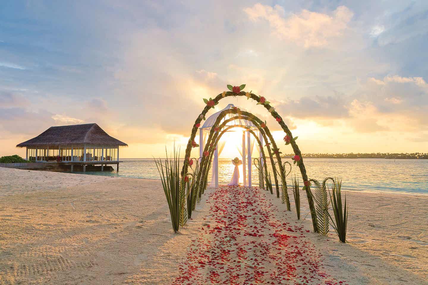 Dekorierter Bogengang für eine romantische Zeremonie am Strand