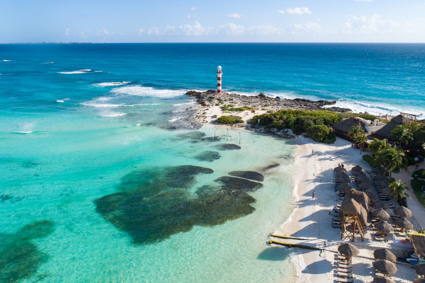 Cancun Sehenswürdigkeiten: Luftaufnahme von Strand und Leuchtturm Cancuns