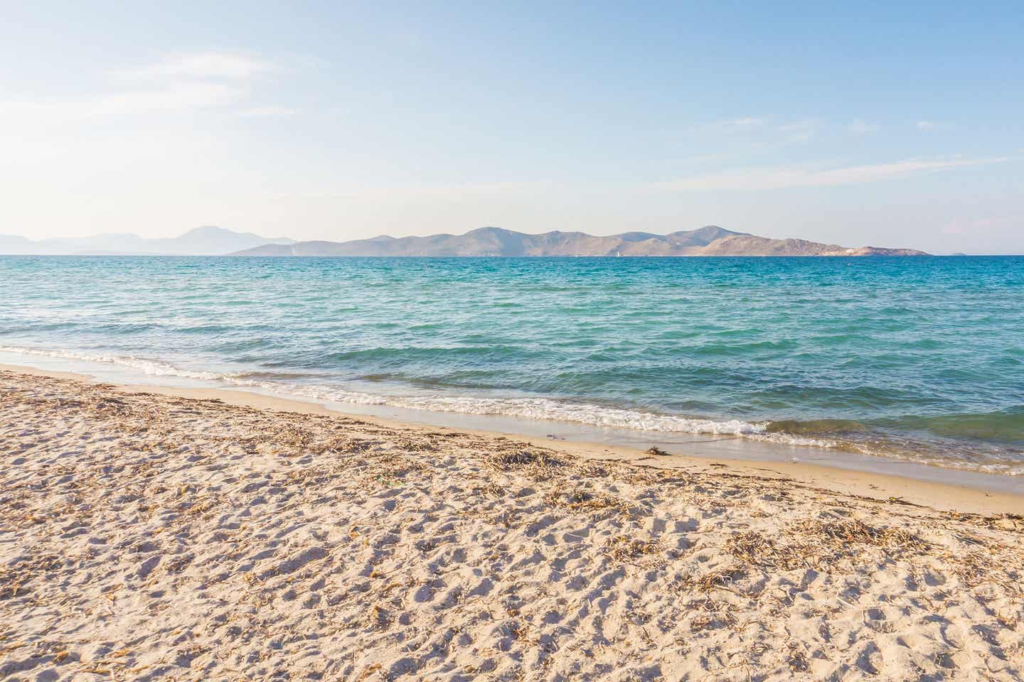 Feiner, weitläufiger Sandstrand Tigaki Beach mit Blick auf das Meer