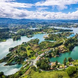kolumbien-guatape-panorama-klein-g-881736772.jpg