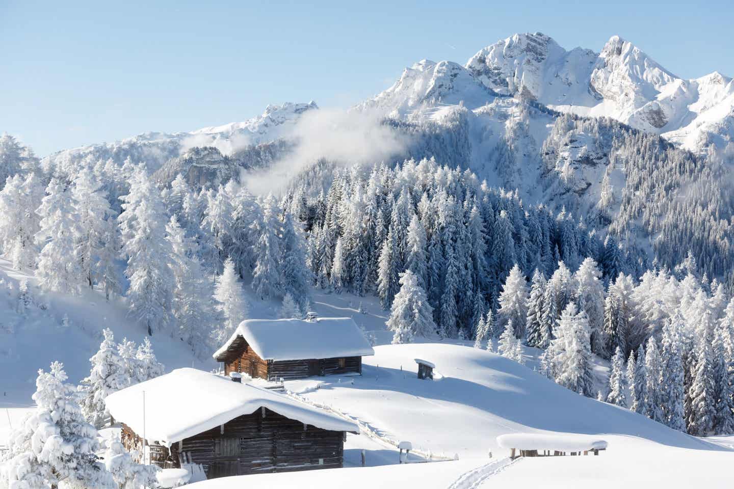 Verschneites Dorf in Österreich