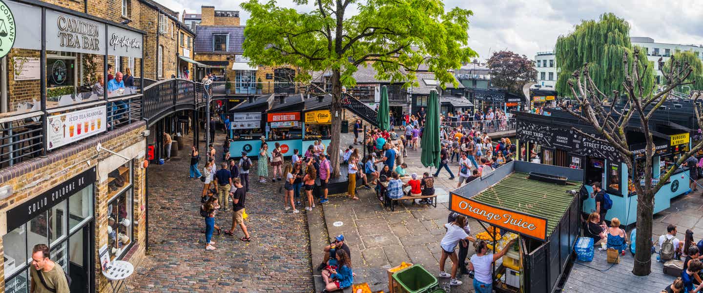 Blick auf den Camden Market mit Ständen, Buden und alten Lagerhäusern